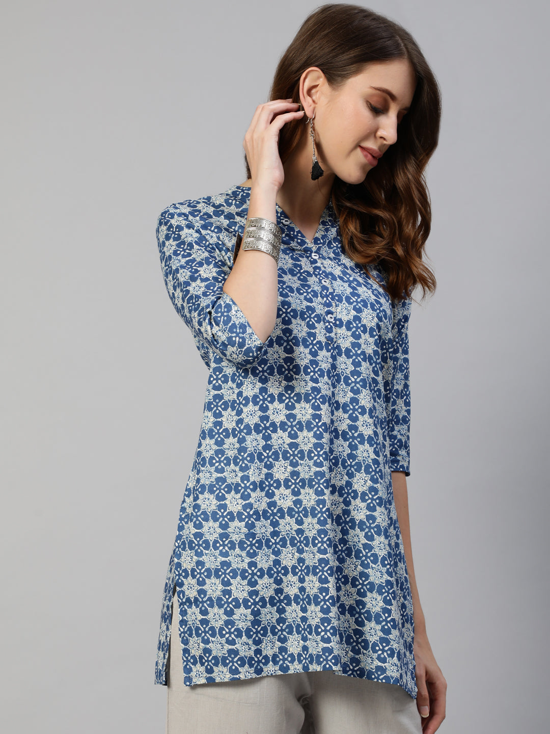 Anubhutee Women Blue  White Printed Straight Kurti