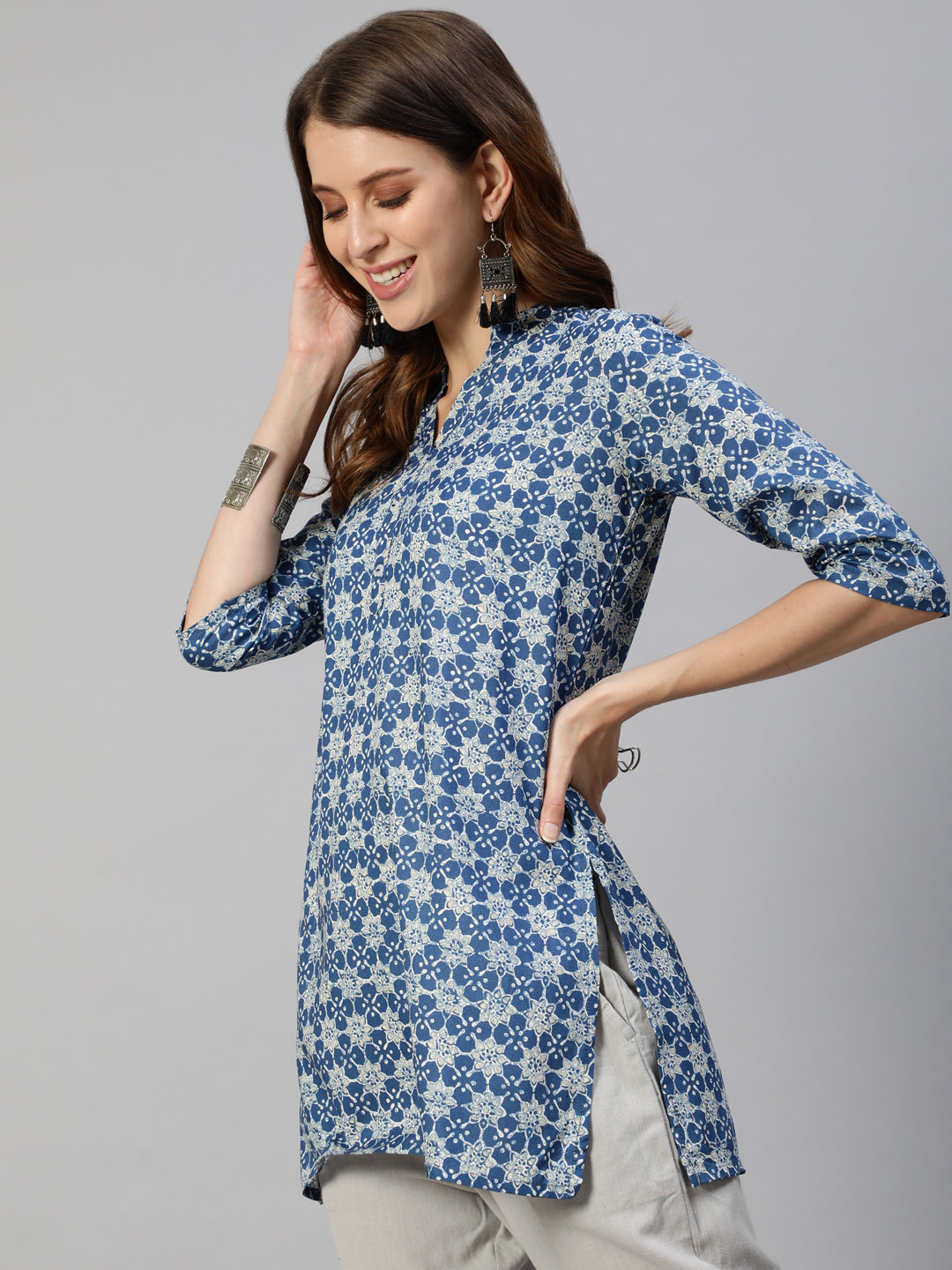 Anubhutee Women Blue  White Printed Straight Kurti